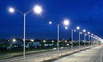 Ulična rasveta noću — kontrola pametnog grada